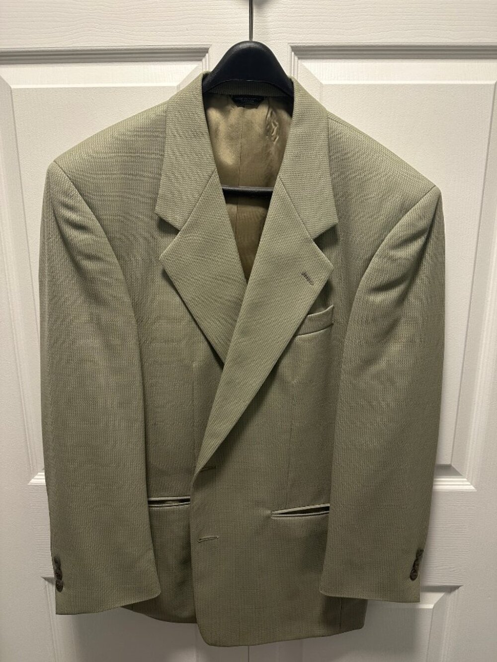 42R fit relaxed fit blazer.  Very nice for spring summer wear.